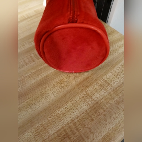 Juicy Couture NWT Velour Red Barrel Cosmetic Case - Picture 4 of 5